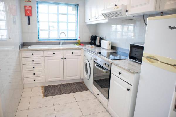 Apartamento de un dormitorio con balcón y vista a la piscina